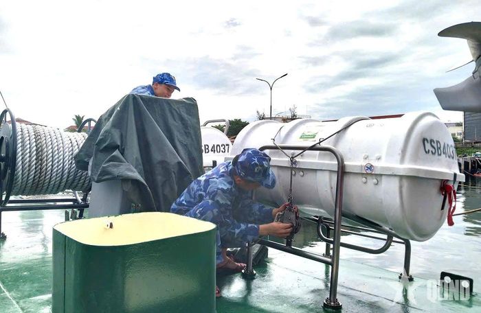 Cán bộ, chiến sĩ tích cực làm tốt công tác bảo quản, bảo dưỡng các trang thiết bị trên tàu.