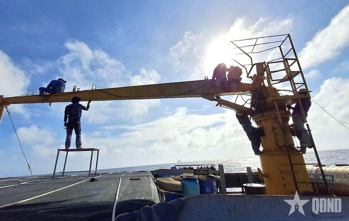 Cán bộ, chiến sĩ Hải đoàn 21 tích cực sơn sửa tàu để tham gia hội thi.