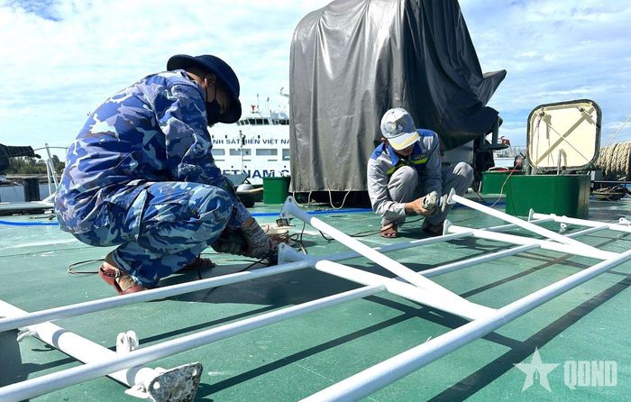 Cán bộ, chiến sĩ tích cực bảo quản lan can tàu để tham gia hội thi.