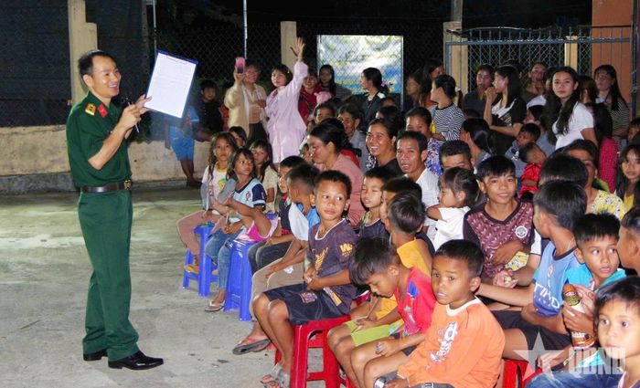  Cán bộ Viện Kiểm sát quân sự Khu vực 52 trao đổi cùng các em học sinh và người dân trong quá trình giới thiệu các chuyên đề pháp luật.