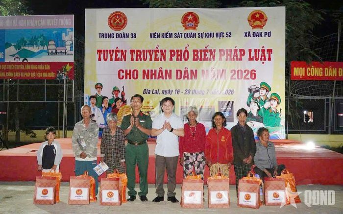 Đại diện chỉ huy Trung đoàn 38 và các đơn vị trao quà tặng các gia đình chính sách tại xã Đak Pơ.