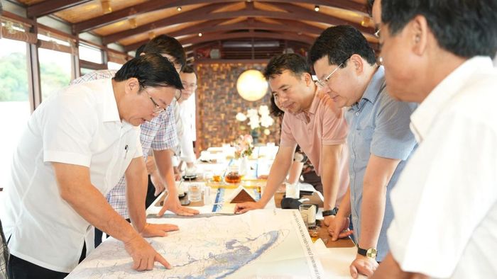 Chủ tịch UBND TP Huế Lê Trí Thanh nghe các đơn vị báo cáo, trao đổi về phương án tiêu thoát lũ thành phố Huế.