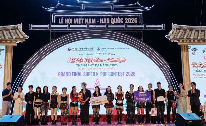 Ban Tổ chức trao giải cho các đội xuất sắc Cuộc thi tài năng Việt Nam-Hàn Quốc: Nhảy Kpop.