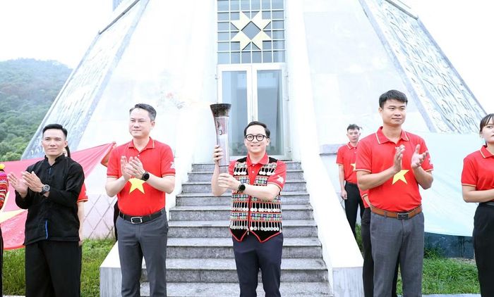 Anh Nguyễn Kim Quy - Bí thư T.Ư Đoàn, Phó Chủ tịch thường trực T.Ư Hội LHTN Việt Nam, trao ngọn lửa Chặng 4 cho đại diện tuổi trẻ Điện Biên.
