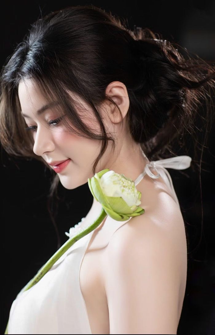 Thay vì những món đồ xa xỉ, "vũ khí bí mật" mà Phương Linh mang theo lại gói gọn trong một cuốn sổ nhỏ để ghi chép những bài học mỗi ngày.