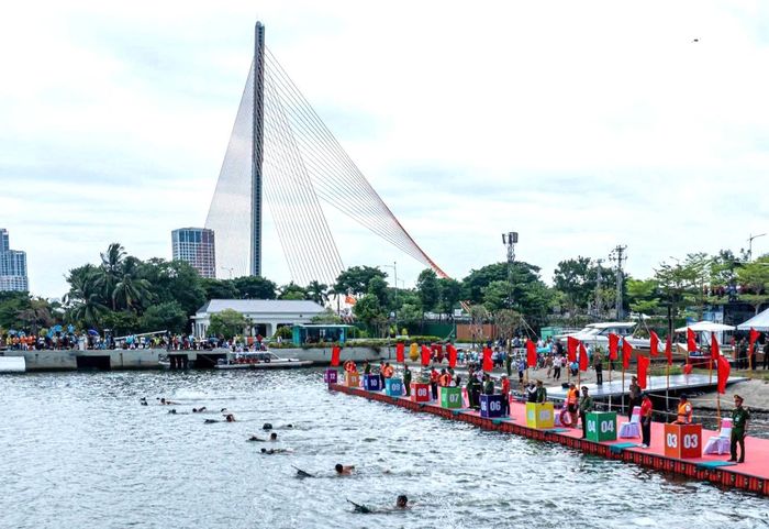  Các chiến sĩ thi bơi ứng dụng tại bến du thuyền cầu Trần Thị Lý (phường Hòa Cường, TP Đà Nẵng) 