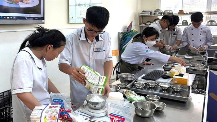 Học sinh Trung tâm GDTX Chu Văn An học nghề tại các cơ sở đào tạo nghề song song với học văn hóa tại trung tâm (ẢNH: ĐẶNG TRINH)