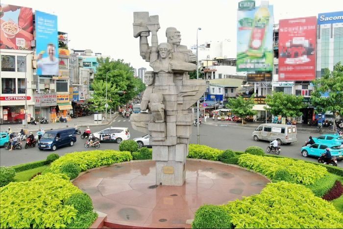  Tượng đài Kỷ niệm truyền thống đấu tranh của công nhân lao động TPHCM đặt tại vòng xoay Ngã bảy Lý Thái Tổ (phường Vườn Lài) (ẢNH: HOÀNG HÙNG) 