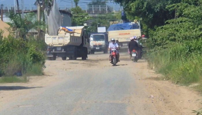  Người dân đi lại phải chen chúc với các xe chở vật liệu 