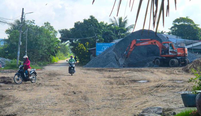  Bãi vật liệu để đá tràn ra mặt đường giao thông 