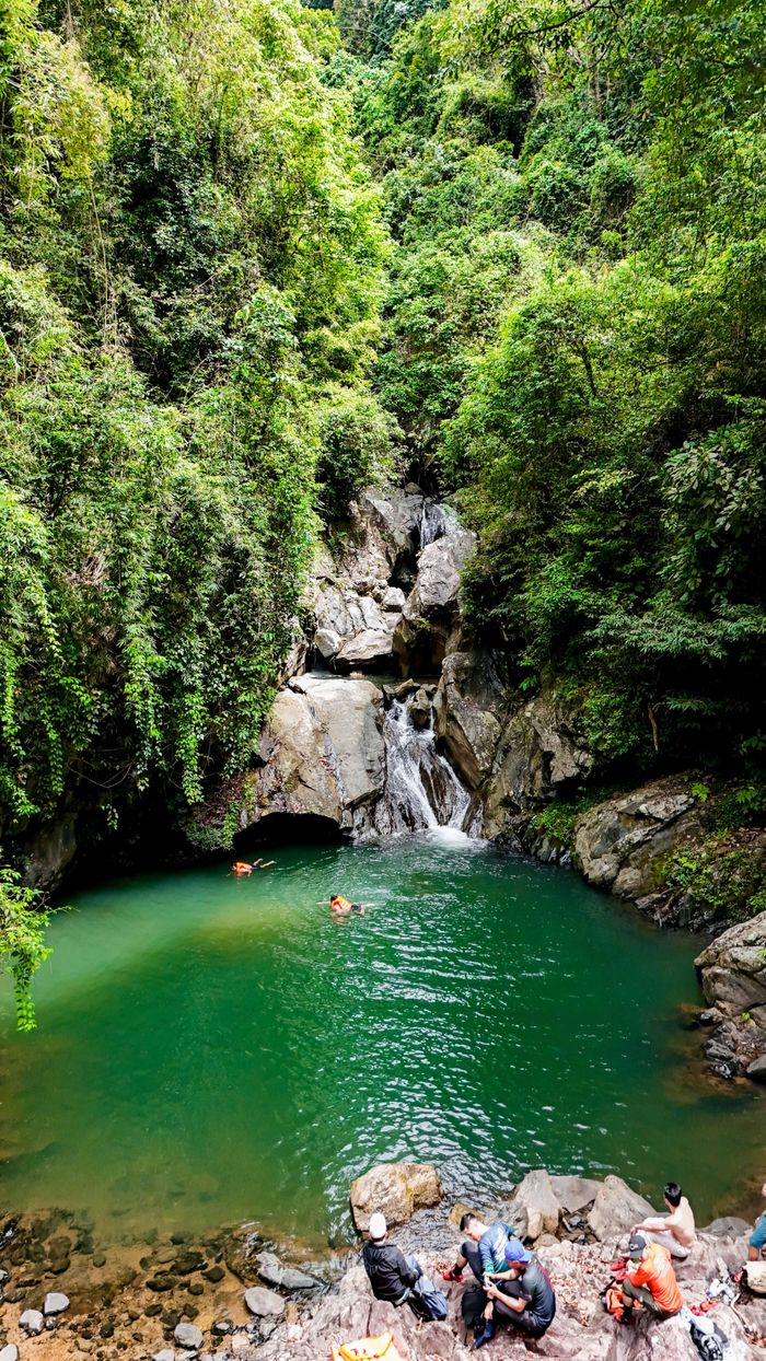 Thác nước đổ xuống hồ nước xanh giữa rừng, tạo điểm dừng chân trên hành trình trekking. Ảnh: UBND XÃ ĐẶNG THÙY TRÂM