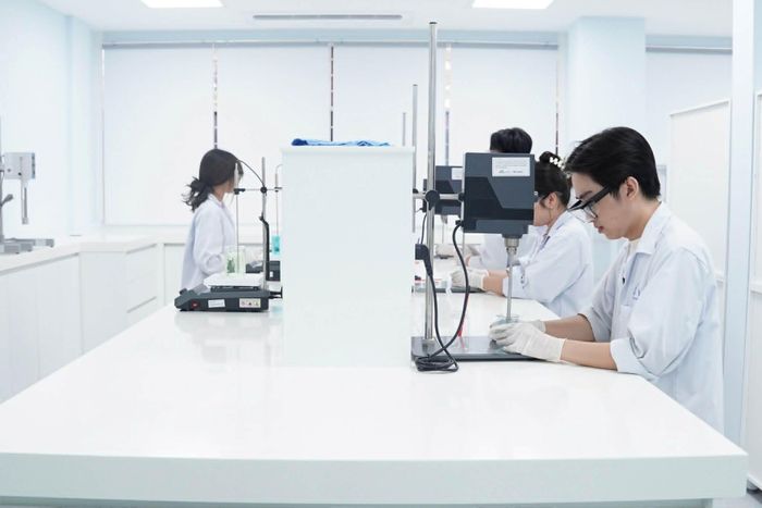  Sinh viên Trường ĐH Bách khoa (ĐH Quốc gia TPHCM) học thực hành tại phòng thí nghiệm công nghệ vật liệu. Ảnh: THANH HÙNG 