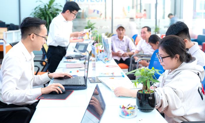  Thí sinh nộp hồ sơ xét tuyển tại Trường ĐH Công nghệ TPHCM, ngày 16-6 