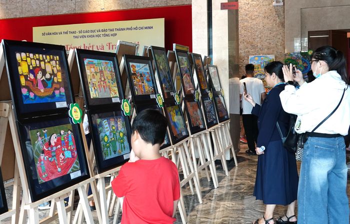  Khu vực triển lãm tranh vẽ đoạt giải Hội thi Nét vẽ xanh lần thứ 29 thu hút sự quan tâm của phụ huynh và học sinh. Ảnh: THÚY BÌNH 