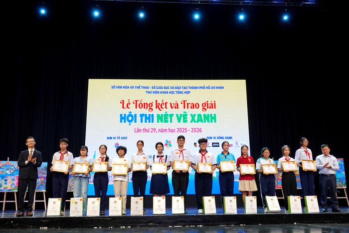 Các em học sinh THCS (bảng C) được trao giải nhất và giải nhì thể loại vẽ tranh trên giấy A3. Ảnh: THÚY BÌNH 