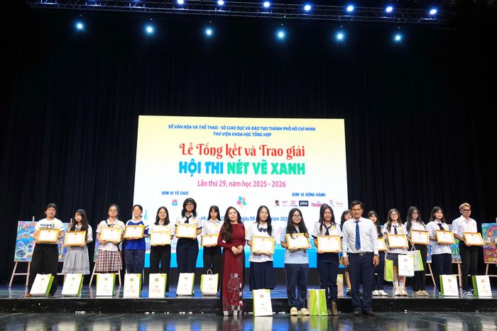  Các thí sinh khối THPT (bảng D) nhận các giải thưởng tại Lễ tổng kết và trao giải Hội thi Nét vẽ xanh lần thứ 29. Ảnh: THÚY BÌNH 