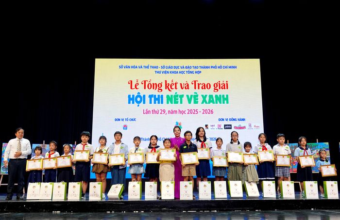  Ban tổ chức trao giải nhất và giải nhì cho các em học sinh tiểu học (bảng B). Ảnh: THÚY BÌNH 