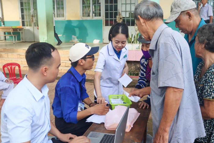  Các y bác sĩ trẻ khám phát thuốc - tư vấn sức khỏe miễn phí người dân 