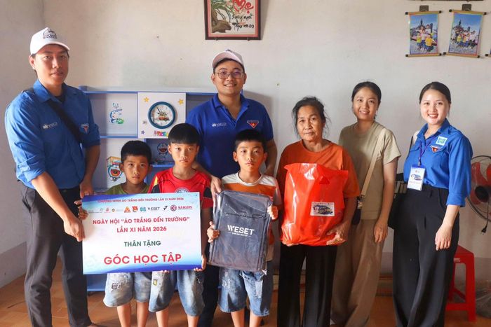  Đoàn trao góc học tập cho các học sinh khó khăn 