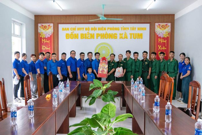  Đoàn thăm hỏi, tặng quà cán bộ, chiến sĩ Đồn Biên phòng Kà Kum 