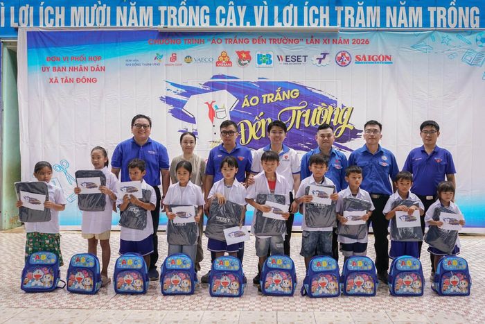  Đoàn trao áo trắng, quà học tập cho học sinh 