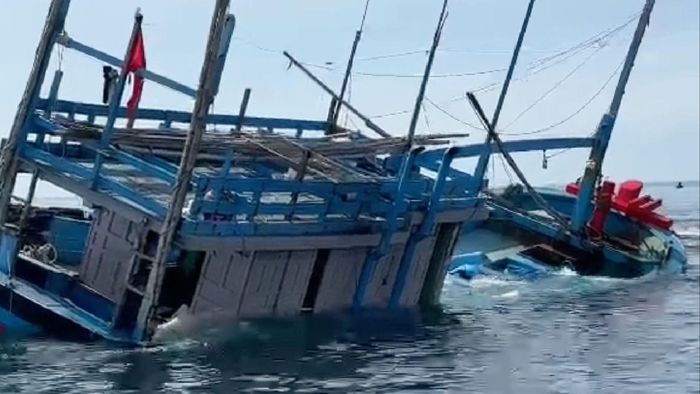 Tàu cá gặp nạn trên biển. Ảnh minh họa