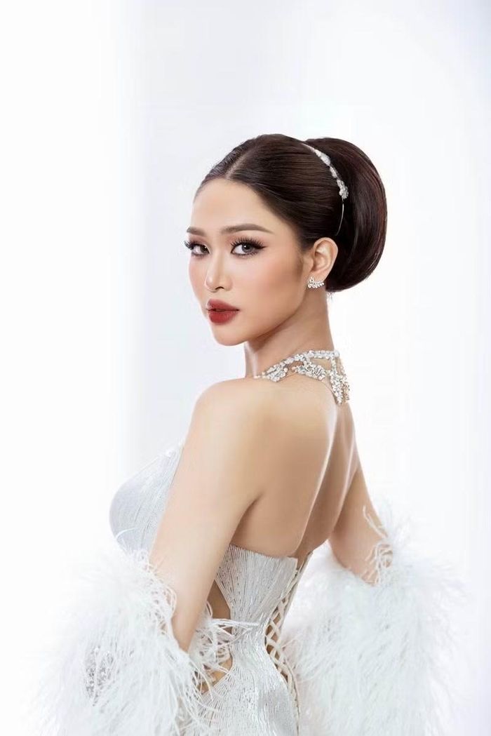 Cao Minh Anh sở hữu chiều cao 1m8 m và có khoảng ba năm hoạt động người mẫu. Ảnh: FB Minh Anh.