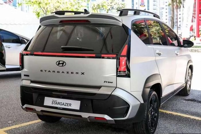 Các chi tiết trang trí của Hyundai Stargazer X thế hệ mới bao gồm màu bạc ở cản trước và cản sau góp phần tạo diện mạo khỏe khoắn hơn. Xe được trang bị bộ mâm hợp kim 17 inch sơn đen, đi cùng lốp 205/50 R17.