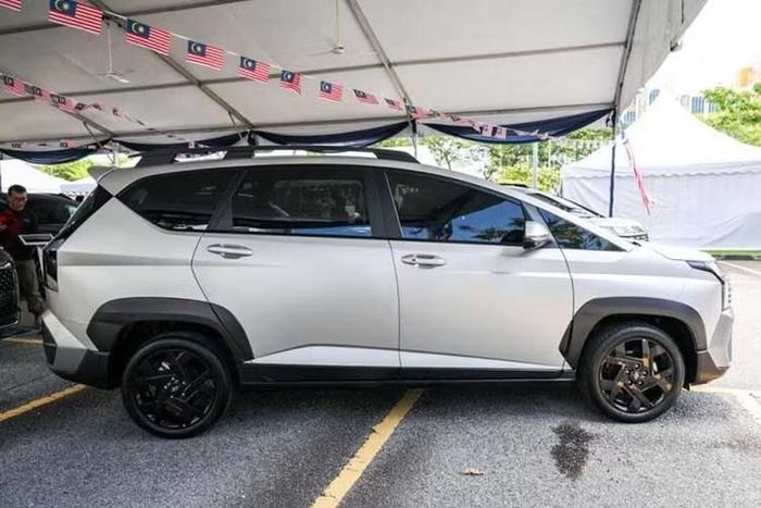 Kích thước tổng thể của mẫu xe MPV Hyundai Stargazer X 2026 không đổi so với thế hệ hiện tại, với chiều dài x rộng x cao lần lượt là 4.495 x 1.815 x 1.710 mm, chiều dài cơ sở đạt 2.780 mm và khoảng sáng gầm 200 mm, thuộc hàng cao nhất trong phân khúc MPV đô thị hiện nay.