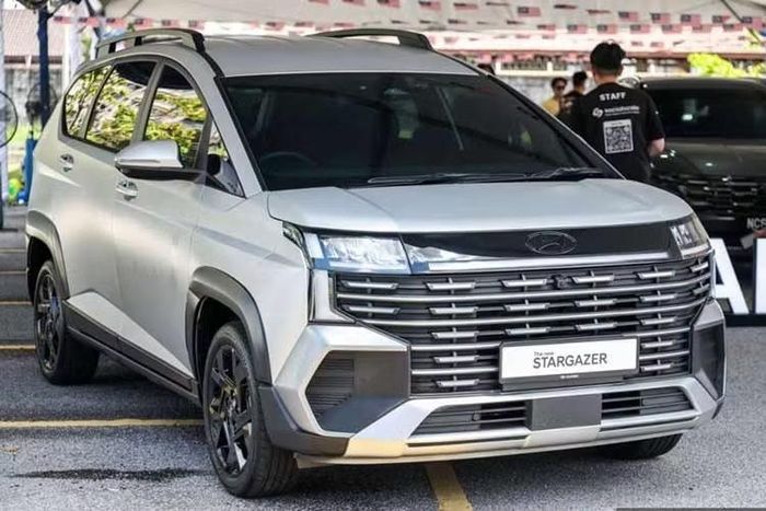 So với "đàn em" Hyundai Stargazer thông thường, Stargazer X 2026 có thiết kế theo hướng SUV rõ rệt hơn. Phần đầu xe sở hữu cản trước lớn hơn cùng lưới tản nhiệt riêng, trong khi hai bên thân xe có thêm phần ốp màu đen ở vòm bánh.