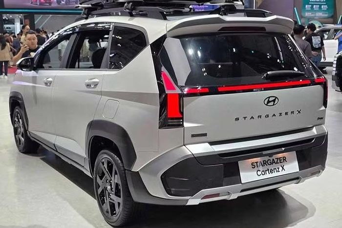 Về hỗ trợ lái, Stargazer X tại Malaysia được trang bị gói Hyundai SmartSense. Các tính năng gồm: phanh tự động khẩn cấp, kiểm soát hành trình thích ứng có chức năng dừng và đi, hỗ trợ căn giữa làn đường, cảnh báo phương tiện cắt ngang phía sau kèm phanh tự động và cảnh báo xe phía trước khởi hành.