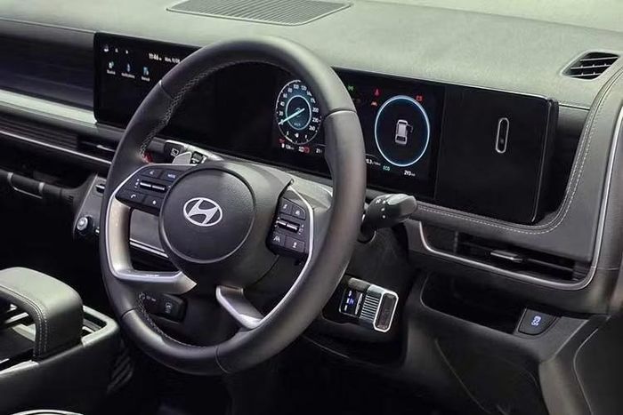 Cách sắp xếp này tạo thêm khoảng trống giữa hai ghế thương gia, đồng thời giúp hành khách ra vào hàng ghế cuối thuận tiện hơn. Nội thất xe được bọc da nhân tạo. Phía trước là cụm màn hình kép 10,25 inch, gồm bảng đồng hồ kỹ thuật số và màn hình giải trí trung tâm.
