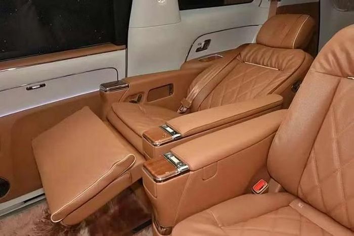 Các trang bị khác gồm trần sao xoay, hệ thống âm thanh Huawei Sound 41 loa, tủ lạnh kiêm hâm nóng đồ uống với dung tích 8 lít, bàn gập cùng cửa kính và rèm điều khiển bằng cử chỉ. Xe được trang bị hệ thống hỗ trợ lái Huawei Qiankun ADS 5 đi kèm 40 cảm biến. Phần cứng bao gồm 6 cảm biến LiDAR, camera, cảm biến siêu âm và radar sóng milimet 4D.