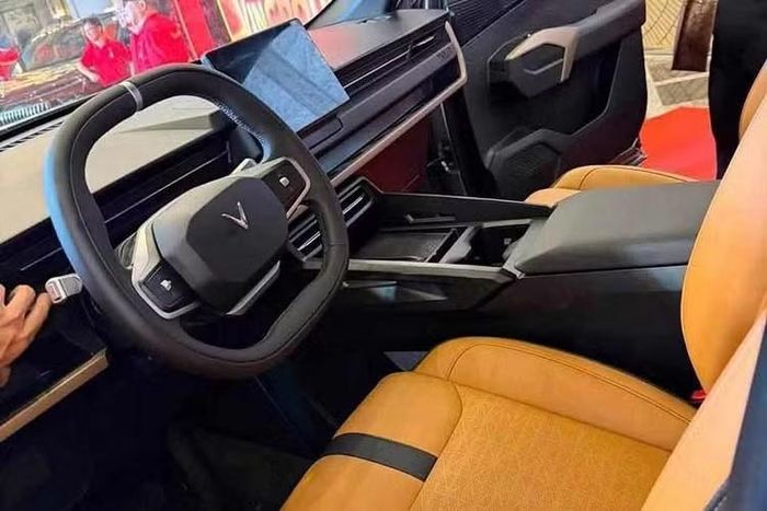 Bên trong xe, VinFast VF Wild được trang bị ghế trước và gương chiếu hậu chỉnh cơ. Đây có thể là trang bị của bản tiêu chuẩn. Ghế của xe được bọc da màu nâu vàng, tương phản với những khu vực còn lại của nội thất. Trên mặt táp-lô và táp-pi cửa còn có những điểm nhấn màu đồng.