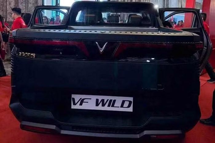 Điểm nhấn của xe EREV là vẫn được trang bị động cơ xăng thông thường nhưng không đóng vai trò truyền động trực tiếp cho bánh xe. Thay vào đó, động cơ sẽ làm nhiệm vụ như máy phát điển để sạc pin. Nhiệm vụ truyền động cho bánh xe sẽ thuộc về mô-tơ điện. Nói cách khác, xe EREV sẽ vận hành như ô tô điện nhưng lại tạo cảm giác an tâm cho người dùng vì vẫn có động cơ xăng để sạc pin.