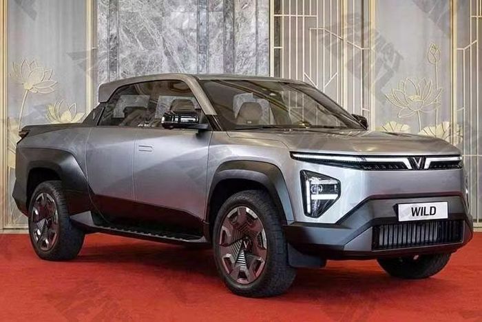 So với phiên bản concept từng ra mắt trước đây, mẫu VinFast VF Wild bản thương mai mới này sở hữu hàng loạt thay đổi đáng chú ý, tập trung vào tính thực dụng và khả năng thương mại hóa. Điểm khác biệt dễ nhận thấy nhất nằm ở hệ thống gương chiếu hậu. Thay vì sử dụng gương điện tử như bản concept, chiếc xe này lại được trang bị gương chiếu hậu vật lý truyền thống.