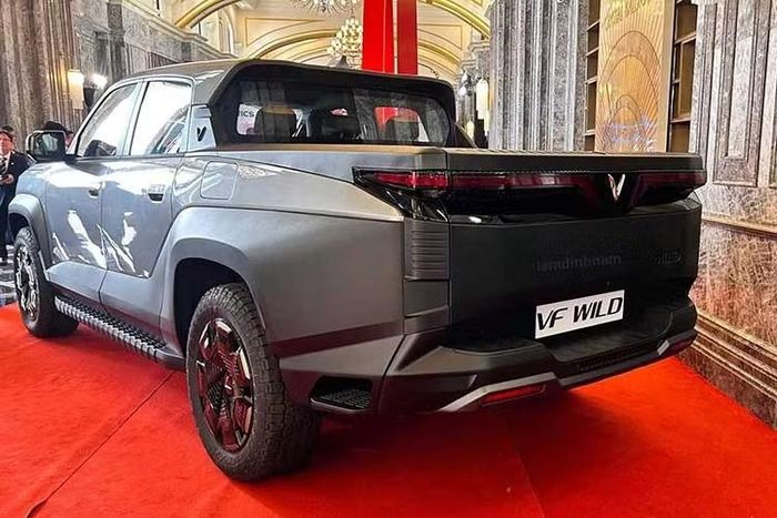 Việc trang bị gương chiếu hậu được xem là giải pháp phù hợp hơn với một mẫu xe hướng đến sản xuất hàng loạt, đồng thời góp phần tối ưu chi phí và nâng cao tính tiện dụng trong quá trình sử dụng. Ngoài ra, xe vẫn được trang bị hệ thống đèn LED tích hợp gương cầu và bộ mâm kích thước lớn, nhiều khả năng vẫn được trang bị bộ mâm 22 inch kết hợp lốp địa hình A/T.