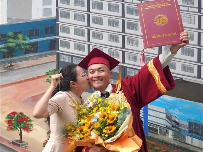 MC Hồng Phượng chúc mừng Quốc Cơ sau khi anh hoàn thành chương trình thạc sĩ. Ảnh: FB Quốc Cơ.