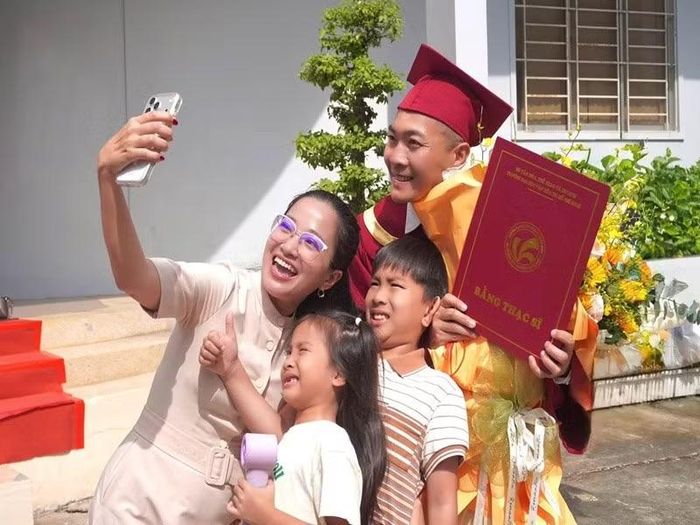 Quốc Cơ cùng vợ và hai con lưu lại khoảnh khắc trong ngày nhận bằng thạc sĩ. Ảnh: FB Hồng Phượng.