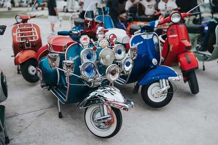 Tại Việt Nam, Vespa xuất hiện từ khoảng năm 1954, sau đó dần hình thành cộng đồng người chơi và sưu tầm qua nhiều thế hệ. Những chiếc xe cổ này không chỉ gắn với kỹ thuật cơ khí, còn gợi lại hình ảnh của một Sài Gòn xưa, nơi những chiếc scooter từng là một phần của đời sống đô thị.