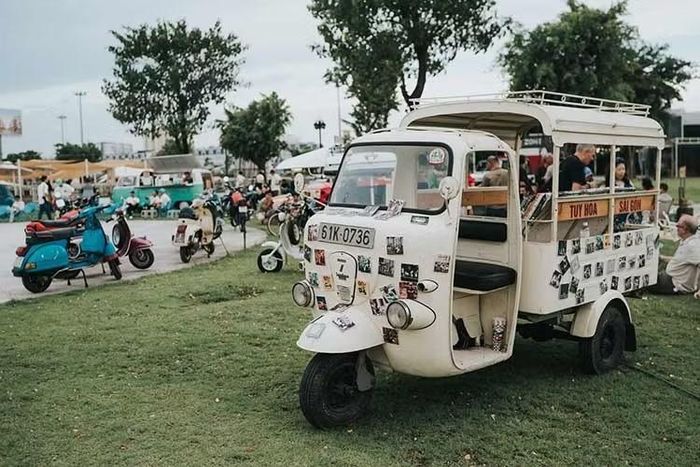 Theo thông tin từ ban tổ chức, khu vực triển lãm quy tụ những mẫu scooter cổ, xe sưu tầm và phiên bản đặc biệt, trong đó có những chiếc được sản xuất từ nhiều thập niên trước. Riêng khu vực “Dấu ấn 80 năm Vespa” giới thiệu các mẫu xe nguyên bản trải dài từ năm 1946 đến 1990.