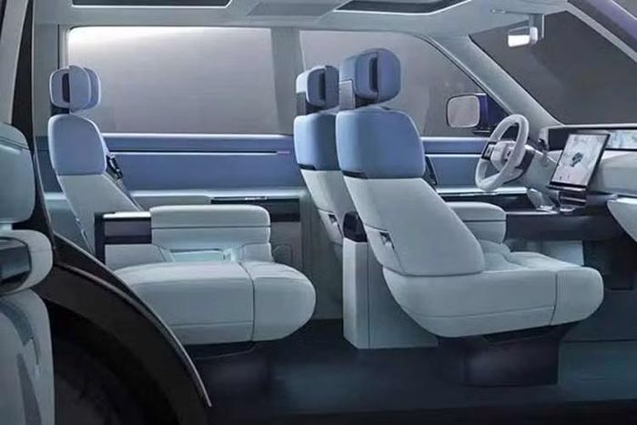 Freelander 8 được trang bị hệ truyền động EREV (xe điện mở rộng phạm vi hoạt động) với sự kết hợp giữa mô-tơ điện với bộ pin CATL dung lượng 60,33 kWh và động cơ xăng tăng áp 1.5L làm nhiệm vụ phát điện, thay vì truyền động trực tiếp tới bánh xe.