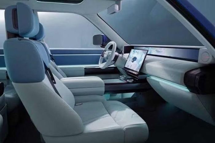 Ngoài hệ truyền động điện hóa, mẫu SUV này còn được trang bị nhiều công nghệ phục vụ khả năng vận hành trên địa hình khó như hệ thống treo khí nén hai khoang, khóa vi sai cơ khí phía trước, khóa vi sai trung tâm điều khiển điện tử và vi sai hạn chế trượt ở cầu sau.