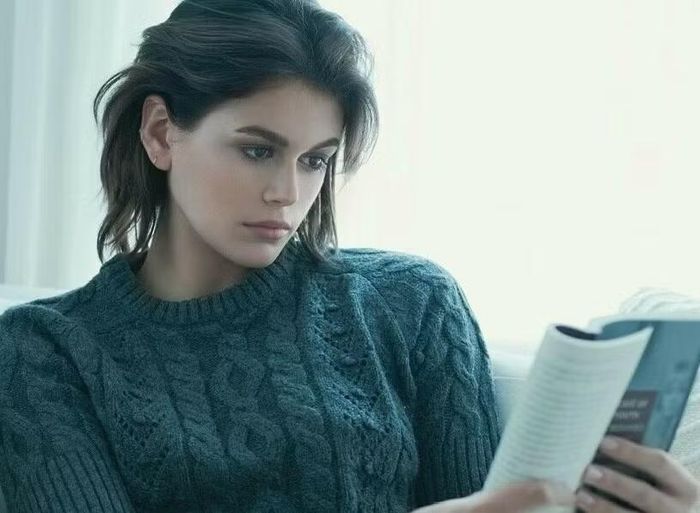 Người mẫu Kaia Gerber cùng Alyssa Reeder ra mắt câu lạc bộ đọc sách với tên gọi Library Science. (Ảnh: Voir Fashion)