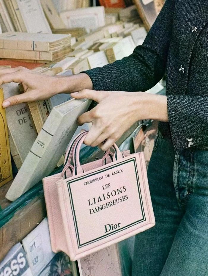 Dior biến hóa mẫu túi Dior Book Tote trứ danh thành bộ sưu tập "Book Covers". (Ảnh: Dior)