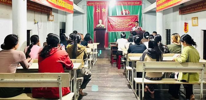 Lớp đào tạo nghề chăn nuôi heo được tổ chức ngay tại buôn, giúp người dân thuận tiện tham gia học tập.