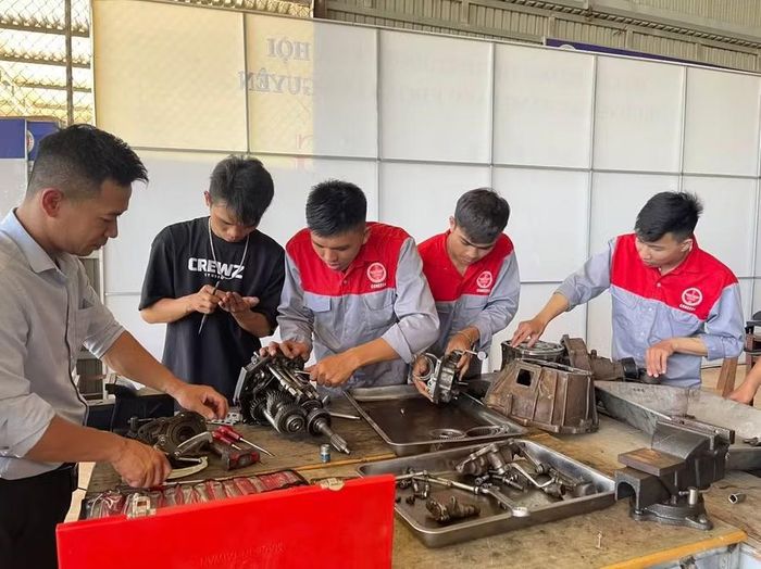 Sinh viên ngành kỹ thuật tại Đắk Lắk trong một giờ học thực hành. (Ảnh: TT)