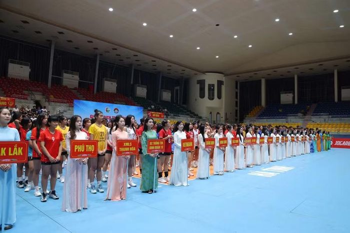 Giải đấu quy tụ 27 đội bóng trên cả nước.
