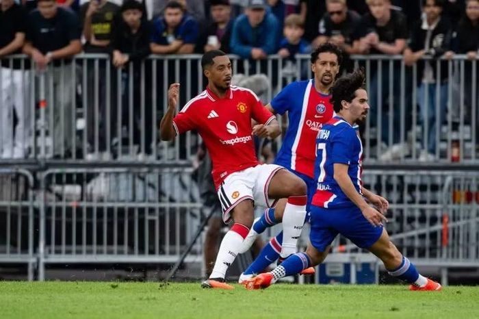 Tiền vệ Youri Tielemans có trận ra mắt sau khi vào sân từ ghế dự bị và tạo dấu ấn bằng đường chọc khe cho Bruno Fernandes, nhưng đội bóng vẫn thiếu một tiền vệ phòng ngự đúng nghĩa. Ảnh: Man Utd.