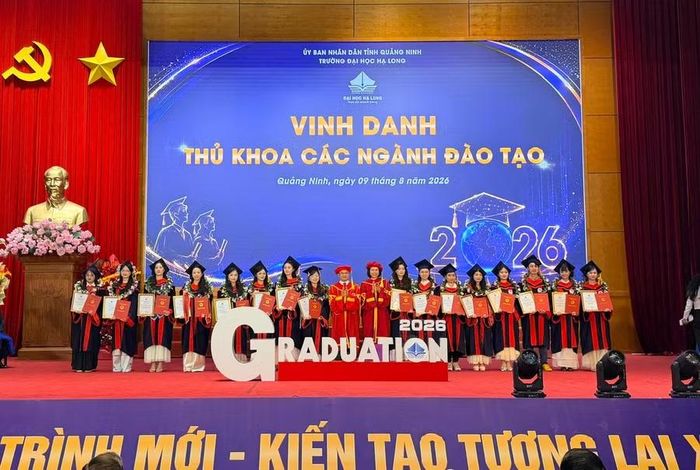 Các thủ khoa được vinh danh.